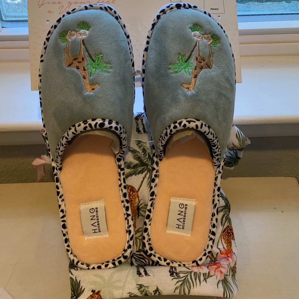 Slippers green Giraffe with bag. Size women’s 6/7, headband & phone socket.